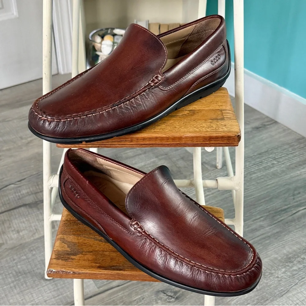 Ecco Men's Classic Moc 2.0 Slip-On Leather Loafer (size US 9.5/ 43 EU)